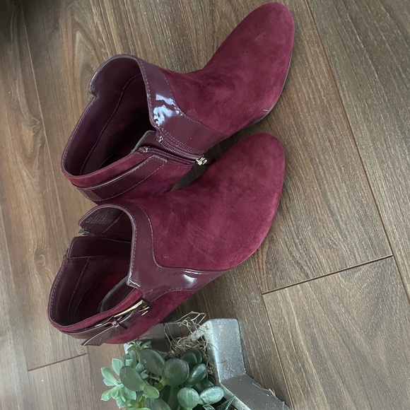 NWOT Bandolino Burgundy Leather Ankle boots Size 5.5 - Picture 3 of 3